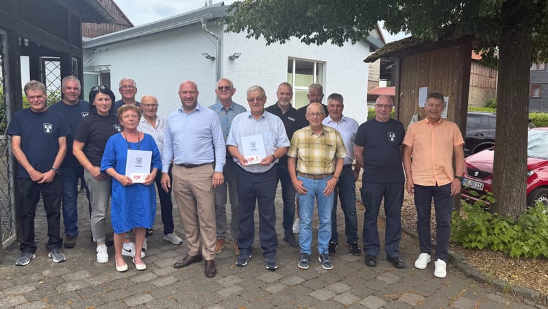 Übergabe des Förderbescheids STARKES DORF+ an den Feuerwehr- und Dorfverein Friebertshausen
